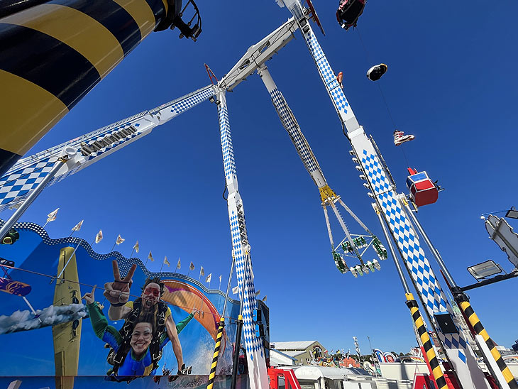 XXL Höhenrausch - Riesenschaukel auf dem Oktoberfest 2023 in der Schaustellerstraße (©Foto:Martin Schmitz